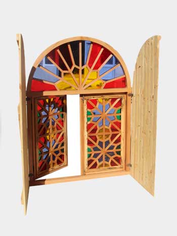 پنجره سنتی با کاور چوبی